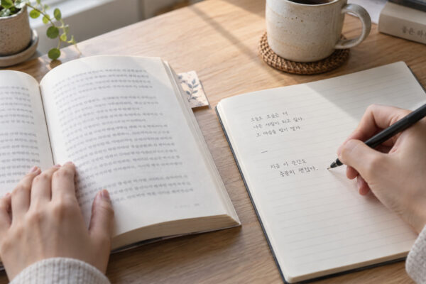 읽고 지나치던 문장을 손으로 옮기는 이유, 필사와 문장 수집이라는 취미
